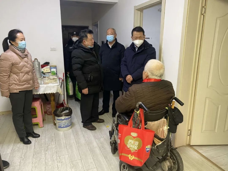 区委书记倪涛慰问解三社区老党员